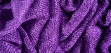 Katmanlı kareli desenli Bulanık Yeşil kumaş dokunmuş yapısını vurguluyor ve kumaşların üzerindeki ışık ve gölge karışımından derinlik ekliyor.