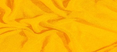 Zengin kıvrımlı, canlı sarı kumaştan oluşan bulanık, dokulu ve yumuşak bir zemin oluşturuyor. Bu davetkar ve parlak tekstil, rahat ve sıcak bir tasarım için mükemmel..