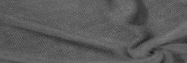 Katmanlı katmanlı koyu renkli kumaş ve detaylı doku bir zarafet hissi yakalar. Örgü desenler gölgeli ve vurgulanmış alanlar arasında bir kontrast oluşturarak, genel derinliği artırır.