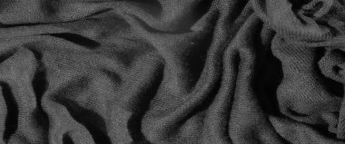 Karmaşık kıvrımlar ve dokuma dokuma dokuma kumaşları, döküm gölgeleri ve parlak noktalar, maddenin kaba, zengin dokusunu ve derinliğini vurguluyor..