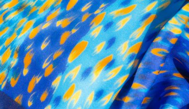 Bulanık etkisi bu parlak mavi kumaşa derinlik katıyor, çarpıcı sarı ve turuncu vuruşlarla. Yumuşak kıvrımlar katmanlı ve dokulu bir görsel cazibe yaratır..
