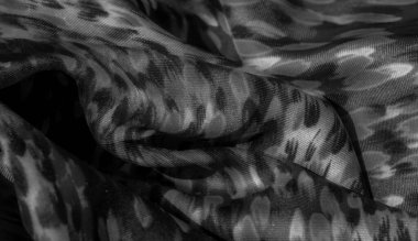 Görüntü, kumaşın gri tonlamasına derinlik katar, pürüzsüz geçişleri ve hassas dalgaları yakalar, görsel olarak zengin ve sanatsal bir doku yaratır..