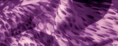 Soyut, leke benzeri desenlere sahip karmaşık mor kumaş bulanıklığı yumuşak dokusunu ve gölgelerin nazik etkileşimini göstermek için zarif bir şekilde örtülmüş..