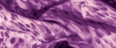 Mor kumaştan bulanık, leopardan esinlenilmiş desenler, ustalıkla örtülmüş ve katlanmış, sanatsal bir ışık ve gölge oyunu sunuyor..