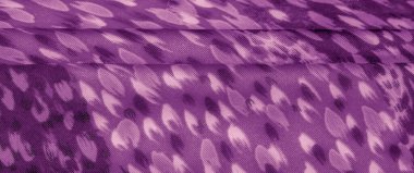 Soyut desenleri olan yumuşak desenli mor kumaş bulanıklığı, pürüzsüz, nazik kıvrımlar ve tekstil ve moda sunumları için ideal katmanlı bir görünüm..