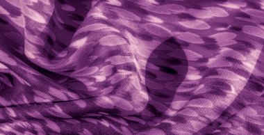Soyut benekli tasarımları olan, dokulu mor kumaşlar, yumuşak kıvrımlar ve ışık eğimleriyle kaplı, zengin, boyutlu bir tekstil yüzeyi yaratıyor..