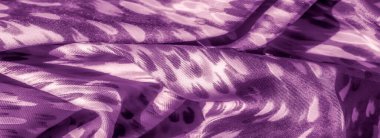 Mor kumaşın bulanık görüntüsü, sanatsal soyut bir tasarım, yumuşak dalgaları ve ince gölgeleri yakalıyor. Örtülü kumaş, zarif tasarım temaları için ideal ruhani bir kalite sunuyor..
