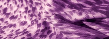 Yumuşak, mor kumaşlı, karmaşık organik desenli bir bulanıklık. Hassas kıvrımlar ve dokular, ışık ve gölge pürüzsüz yüzeyde etkileşime girerken ruhani bir etki yaratır..