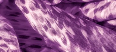 Mor kumaşın bulanık görüntüsü, sanatsal soyut bir tasarım, yumuşak dalgaları ve ince gölgeleri yakalıyor. Örtülü kumaş, zarif tasarım temaları için ideal ruhani bir kalite sunuyor..