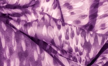 Bulanık bu lavanta kumaş soyut, benekli desen bir akış hissi yakalar. Işıklar ve gölgelerle vurgulanan yumuşak örtü, onun sofistike cazibesini arttırır..