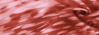 Dinamik fırça darbeleri desenli kırmızı kumaş bulanıklığı yumuşak kıvrımları ve kıvrımları ile dokulu, sıcak bir görünüm yaratarak tasarımlar için eşsiz ve samimi bir zemin sunuyor..