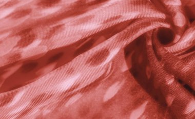 Yumuşak dokuları ve soyut desenleri olan zarif kırmızı kumaş bulanıklığı. Yumuşak kıvrımlar ve akış çizgileri ince bir dokunuş ekler, kumaşın yüksek kalitesini vurgular..