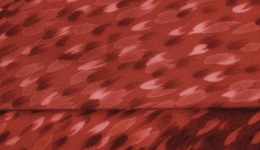 Kırmızı tekstil bulanıklığı ve organik formlara benzeyen karmaşık desenler. Bu yakın çekim yumuşak ışıkla vurgulanmış hassas kumaş kıvrımlarını yakalar ve zarif hissini arttırır..