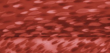 Dinamik fırça darbesi tasarımlarıyla bulanık kırmızı kumaş, derinlik ve hareket ekliyor. Zarif katlamalar ve yansımalar bunu tekstil ve moda projeleri için çok yönlü bir seçim yapıyor..