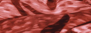 Organik desenleri ve nazik kıvrımları olan kırmızı bir kumaş bulanıklığı sıcaklık hissi yaratıyor. İnce tasarım derinlik verir, ince dokuma ve zengin rengi gösterir..