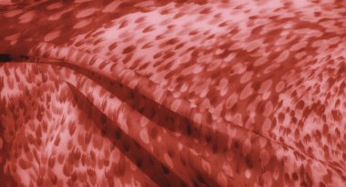 İnce ve soyut desenleri olan kırmızı desenli bulanık kumaş. Malzeme yumuşak kıvrımlar ve koyu kırmızı bir ton sergiler, genel tasarıma zenginlik ve sıcaklık ekler..