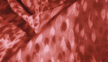 Bulanık, soyut, dokulu desenli parlak kırmızı kumaş. Nazik kıvrımlar ve benzersiz desenlerle derinliği vurguluyor. Kumaş, üst düzey tekstil uygulamaları için uygun gelişmişlik yayar..