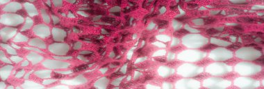 Pembe dantel kumaş bulanıklığı narin ve karmaşık bir ağ deseni sergiliyor, yumuşak bir beyaz yüzey üzerinde akarak, tüm kompozisyona hafif, havadar bir his veriyor.