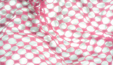 Canlı pembe dantel kumaş bulanıklığı beyaz bir arkaplan üzerine yayılmış. Havalı, hafif bir hissi çağrıştıran ve kumaşın hassas yapısını vurgulayan karmaşık, akışkan net detaylarla.