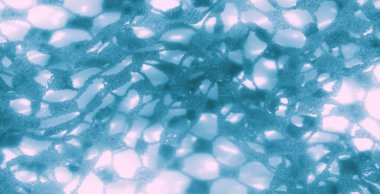 Bulanık, yumuşak elmas şekilli mavi ağ kumaşının narin yapısını vurgular. Havadar ve şeffaf dokusu huzur verici, rahatlatıcı bir estetik veriyor, rüya gibi tasarımlar için mükemmel hale getiriyor..