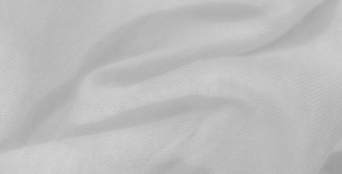 Katmanlı kareli desenli Bulanık Yeşil kumaş dokunmuş yapısını vurguluyor ve kumaşların üzerindeki ışık ve gölge karışımından derinlik ekliyor.