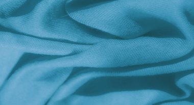 Yumuşak, pürüzsüz bir dokuda mavi kumaş bulanıklığı, zarif bir şekilde kıvrılmış. Bu soyut düzenleme, materyalin görünüşüne dingin ve rahatlatıcı bir estetik katar..
