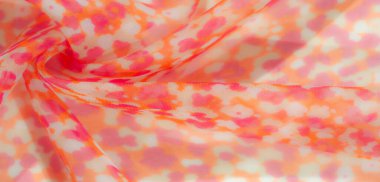 Bu hafif kumaşı bulanıklaştırın. Çiçeklerden esinlenilmiş soyut desenli. Sıcak pembe ve turuncu tonlarda. Hassas kıvrımlar ve havadar şeffaflık renkleri güzelce harmanlıyor.,