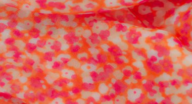 Saf malzeme yumuşak kıvrımlara ve yumuşak şeffaflığa izin verir, renkleri rüya gibi, ruhani bir dokunuş ekleyecek şekilde harmanlar..