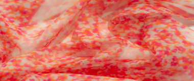 Katmanlı kareli desenli Bulanık Yeşil kumaş dokunmuş yapısını vurguluyor ve kumaşların üzerindeki ışık ve gölge karışımından derinlik ekliyor.