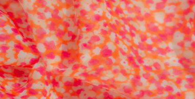 Katmanlı kareli desenli Bulanık Yeşil kumaş dokunmuş yapısını vurguluyor ve kumaşların üzerindeki ışık ve gölge karışımından derinlik ekliyor.