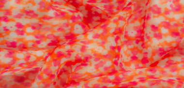 Görüntü. Bu kumaş pembe ve turuncu tonlu çiçeklerden esinlenilmiş bir tasarım sergiliyor, yumuşak ve akıcı bir doku yaratıyor. Şablon kumaşın havadar havasına ince ve şık bir dokunuş katıyor..