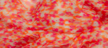 Görüntü. Bu kumaşın yumuşak pembe ve turuncu tonları soyut, çiçeklerden esinlenilmiş bir görünüm yaratır. Hafif, havadar dokular zarafet katıyor, şık tasarımlar için uygun hale getiriyor..