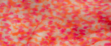 Pembe ve turuncu renklerin canlı karışımında bulanık ve sıcak kumaş. Saf kalitede zarifçe akıyor. Renkler ince harmanlanarak çiçeklerden esinlenerek doğal bir etki yaratıyor..