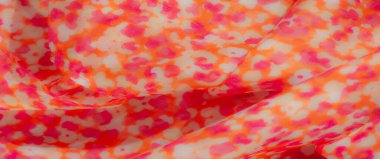 Turuncu ve pembe yumuşak tonlarda narin ve havadar bir kumaş deseni, çiçek açan çiçekleri anımsatıyor. Şeffaf madde yumuşaklık ve hafiflik katıyor..