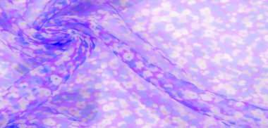 Mor ve mavi kumaşlı, desenli çiçek desenli bulanık, katmanlı bir etki yaratıyor. Tasarım yumuşak ve havadar, hafif tonlarla ve ince eğrilerle görsel cazibesini arttırıyor..