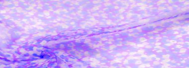 Mor ve mavi kumaşlı, desenli çiçek desenli bulanık, katmanlı bir etki yaratıyor. Tasarım yumuşak ve havadar, hafif tonlarla ve ince eğrilerle görsel cazibesini arttırıyor..