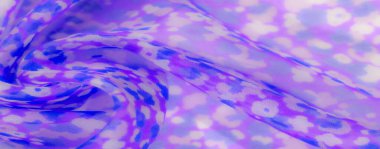 Mor ve mavi tonlarında karmaşık desenleri olan bir kumaş bulanıklığı, narin çiçek kümelerine benziyor. Yumuşak, şeffaf katmanlar rüya gibi, sanatsal bir his veriyor..