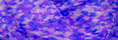 Katmanlı kareli desenli Bulanık Yeşil kumaş dokunmuş yapısını vurguluyor ve kumaşların üzerindeki ışık ve gölge karışımından derinlik ekliyor.