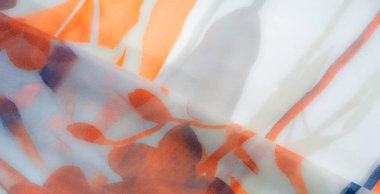 Bulanık efekt, yumuşak turuncu ve mavi izli kumaş sergiliyor. Yumuşak doku ve akışkan kıvrımlar, dekorasyon ve tekstil tasarımları için barışçıl ve rahatlatıcı bir model oluşturur..