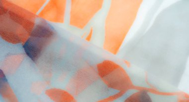 Yumuşak, hafif kumaş üzerinde bulanık bir etki. Yumuşak turuncu ve sessiz mavi renklerin karışımı. Sıcak ve sakin bir tasarım oluşturuyor. Akan katlar şablonun inceliğini arttırır, tekstil arka planı için mükemmeldir.