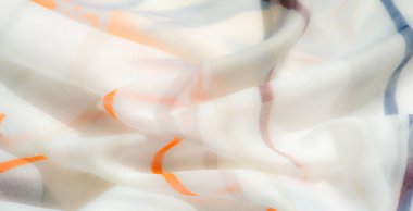 Şeffaf bir zemin üzerinde bulanık turuncu desenler, kontrastlık için mavi ipuçları ile geliştirilmiş. Katlanmış kumaş, iç dekorasyon için mükemmel, sanatsal ve dingin bir kompozisyon oluşturuyor..