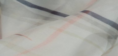 Kumaşın bulanık katmanları, yumuşak beyaz bir tabanda parlak turuncu desenli soyut bir akış yaratarak ince kıvrımlar ve akışkanlıkla modern, sanatsal bir hissi yakalar..