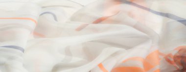 Hafif, havadar, koyu turuncu desenli ve narin mavi çizgileri olan bulanık kumaş. Şeffaf dokusu ve akışkan tasarımı yeni ve çağdaş bir hissi çağrıştırıyor..