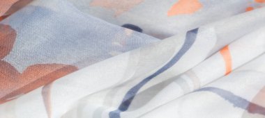 Kumaşın bulanık katmanları, yumuşak beyaz bir tabanda parlak turuncu desenli soyut bir akış yaratarak ince kıvrımlar ve akışkanlıkla modern, sanatsal bir hissi yakalar..