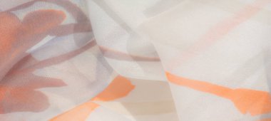 Ilık turuncu ve serin mavi tonlarda şeffaf bir örtüsü olan açık renk kumaşın bulanık görüntüsü. Yumuşak akış ve ince renk değişimi bir sükunet ve hafiflik hissi uyandırıyor..