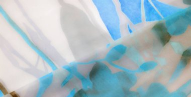 Işık bulanıklığı, yumuşak kumaş kıvrımları, beyaz, mavi ve bej desenlerin kombinasyonu, tekstil ve moda arka planlarında pürüzsüz ve narin bir doku yaratıyor..