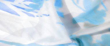 Yumuşak mavi ve bej vuruşları olan açık renk kumaş bulanıklığı, hafif kıvrımlar ve yumuşak dokuları birleştiren soyut bir tasarım sunuyor, dingin ve taze bir görünüm sunuyor..