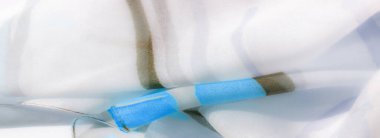 Mavi ve bej ipuçları içeren ince kumaş bulanıklığı yumuşak ve akışkan bir etki yaratıyor. Şeffaf kalite ona ruhani bir his veriyor, ışık zarifliği artırıyor..