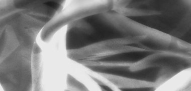 Yumuşak kıvrımlı ve şeffaf katmanlı bulanık kumaş. Gölgeler ve ışık yumuşak, akışkan bir görünüm yaratıyor, tek renkli bir palet, yetersiz bir etki yaratıyor..