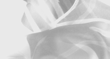 Işık ve gölge bulanıklığı yarı saydam kumaş üzerinde oynayarak soyut tek renkli bir manzara yaratıyor. Katlar ve dokular yumuşak bileşime derinlik ekler